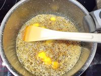 Mini-pancakes, poire, noisette et caramel beurre salé