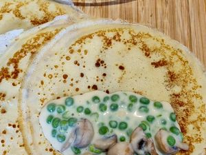 Crêpes fourrées aux petits pois et champignons
