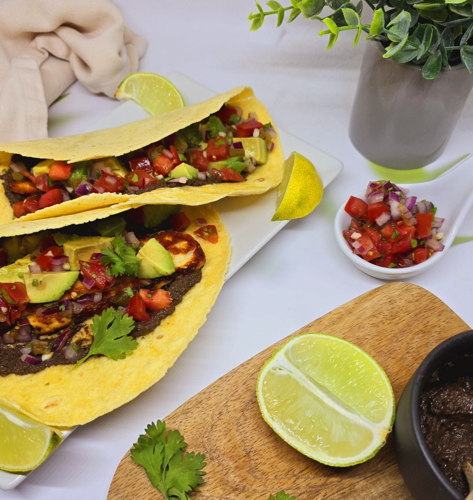 Tacos au halloumi, tapenade et salsa