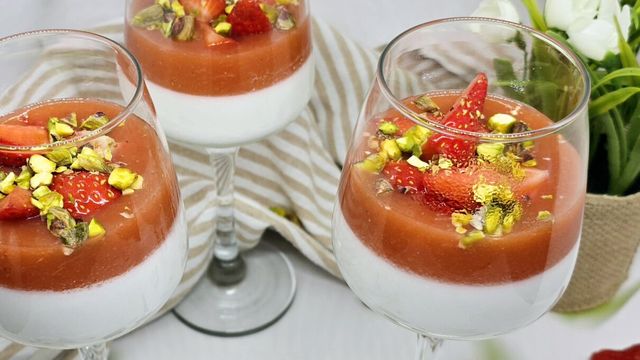 Pannacotta coco, fraise et rhubarbe
