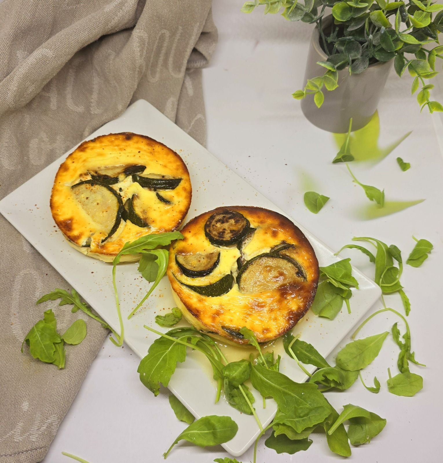 Clafoutis courgettes, chèvre et roquette