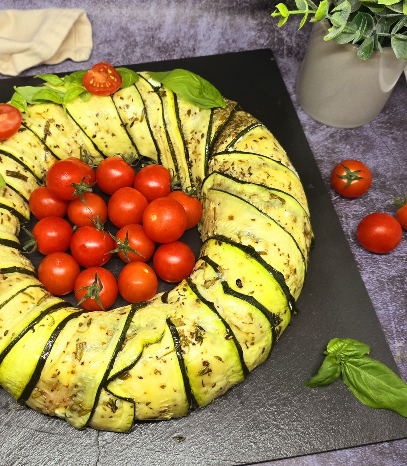 Couronne de courgettes et poivrons à la mozza