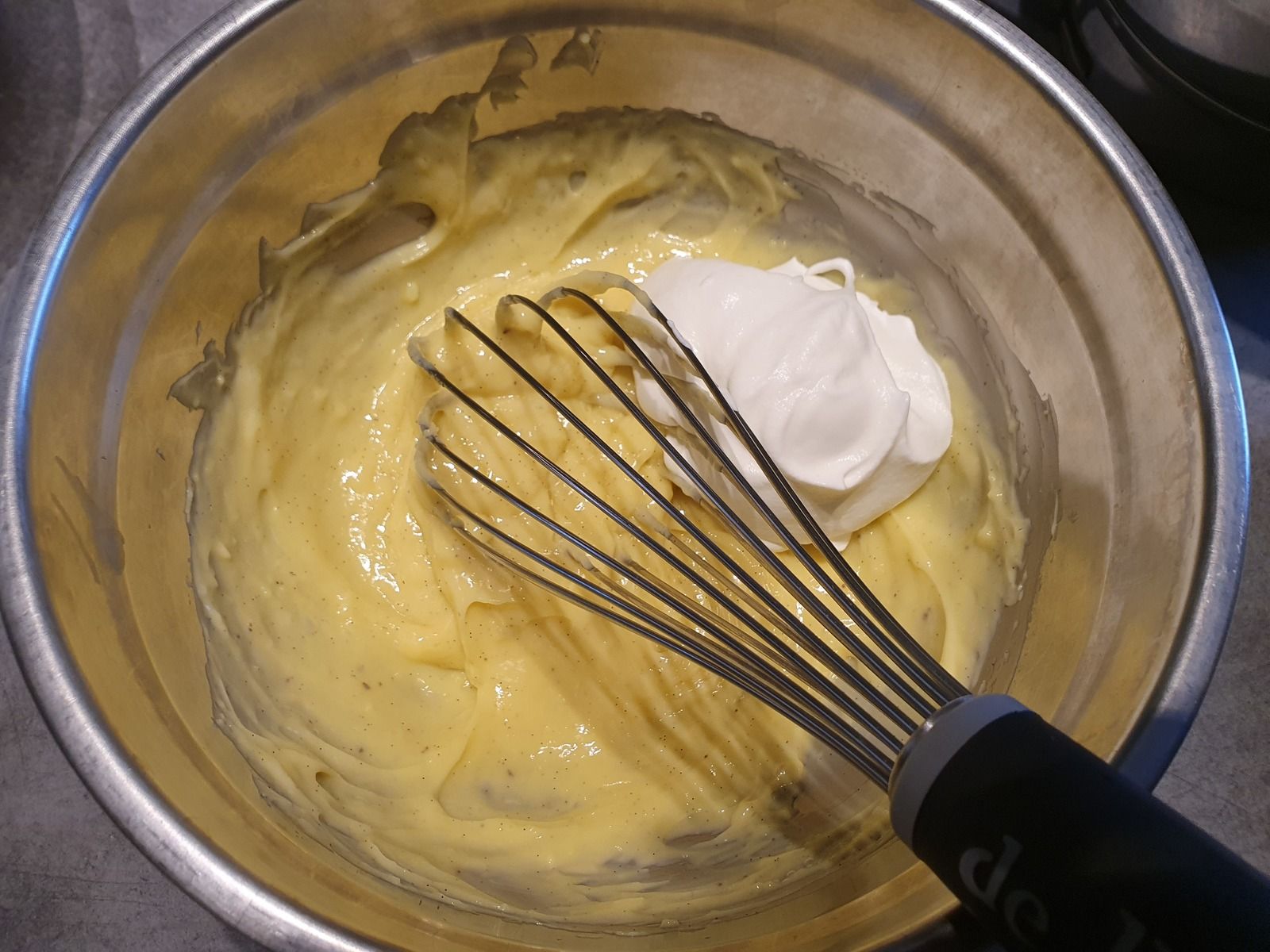 le mélange avec la crème fouettée