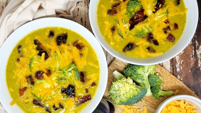 Soupe de brocoli, cheddar et poitrine fumée