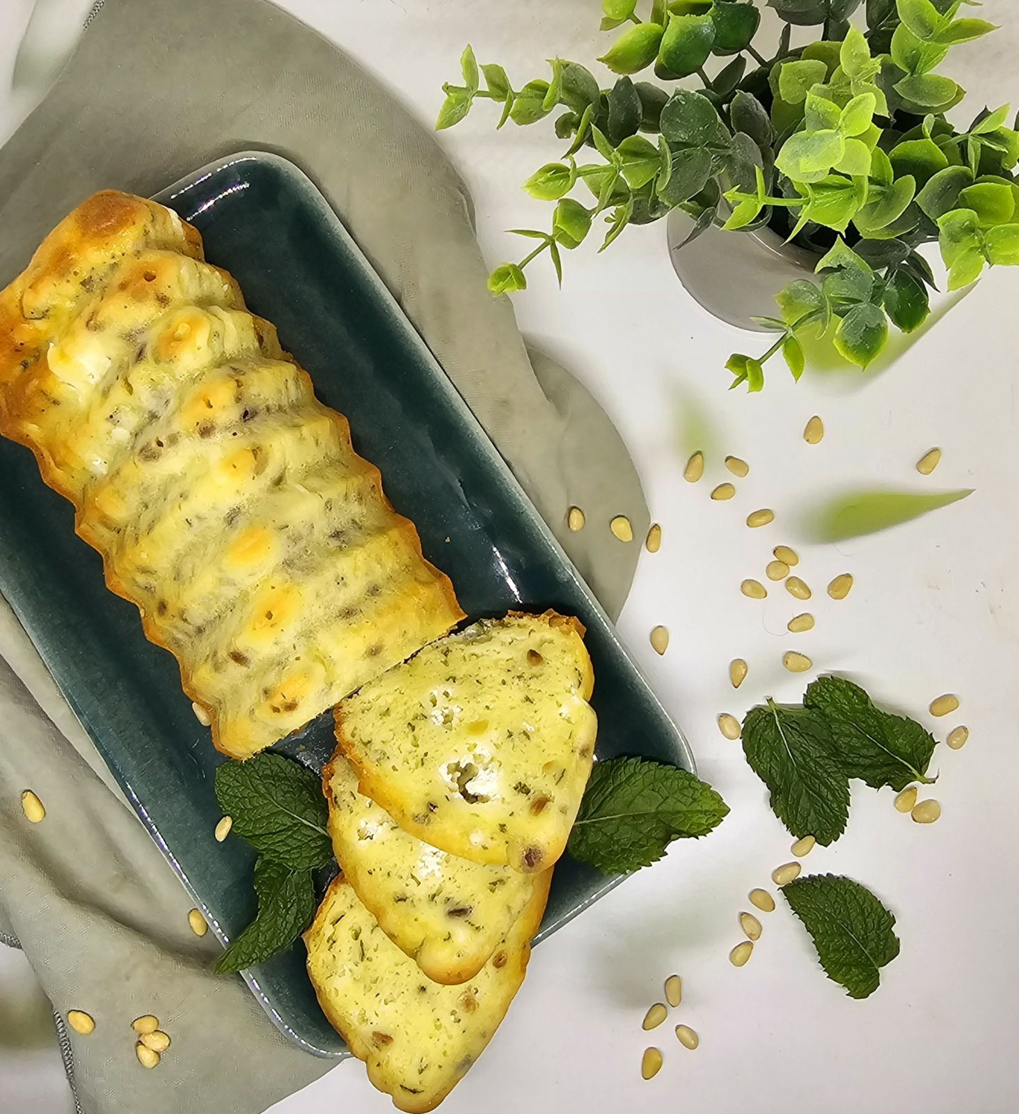Cake chèvre, menthe et pignons