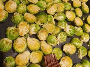 Choux de Bruxelles, cranberries et noix de pécan