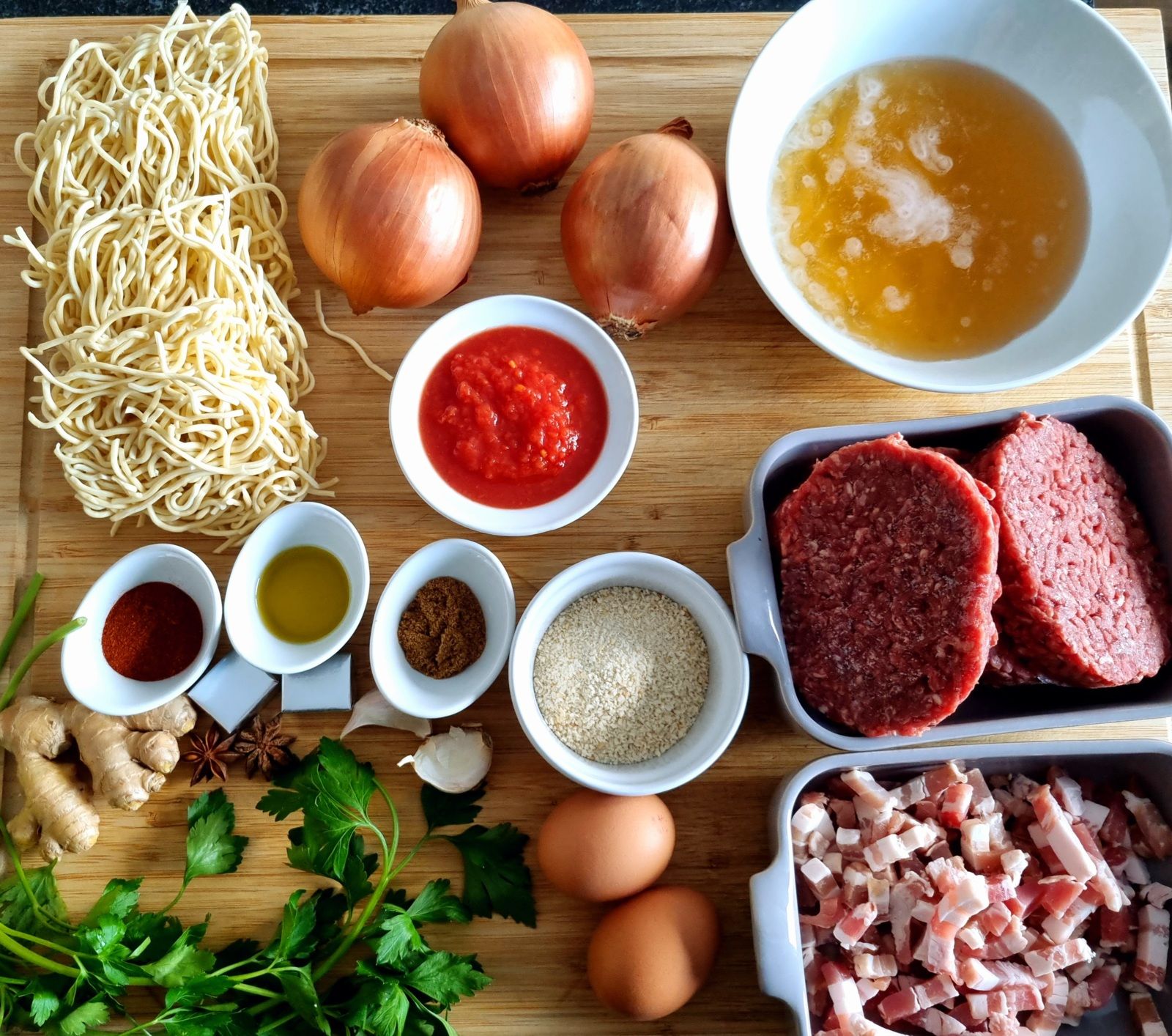 Bouillon nouilles chinoises et boulettes