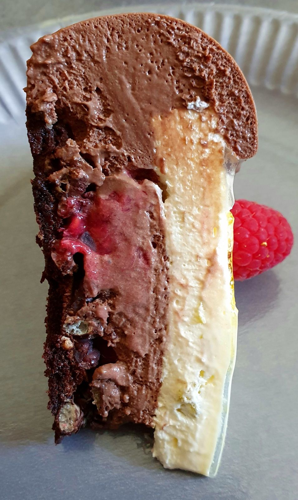 Entremet chocolat noir, citron vert, framboises