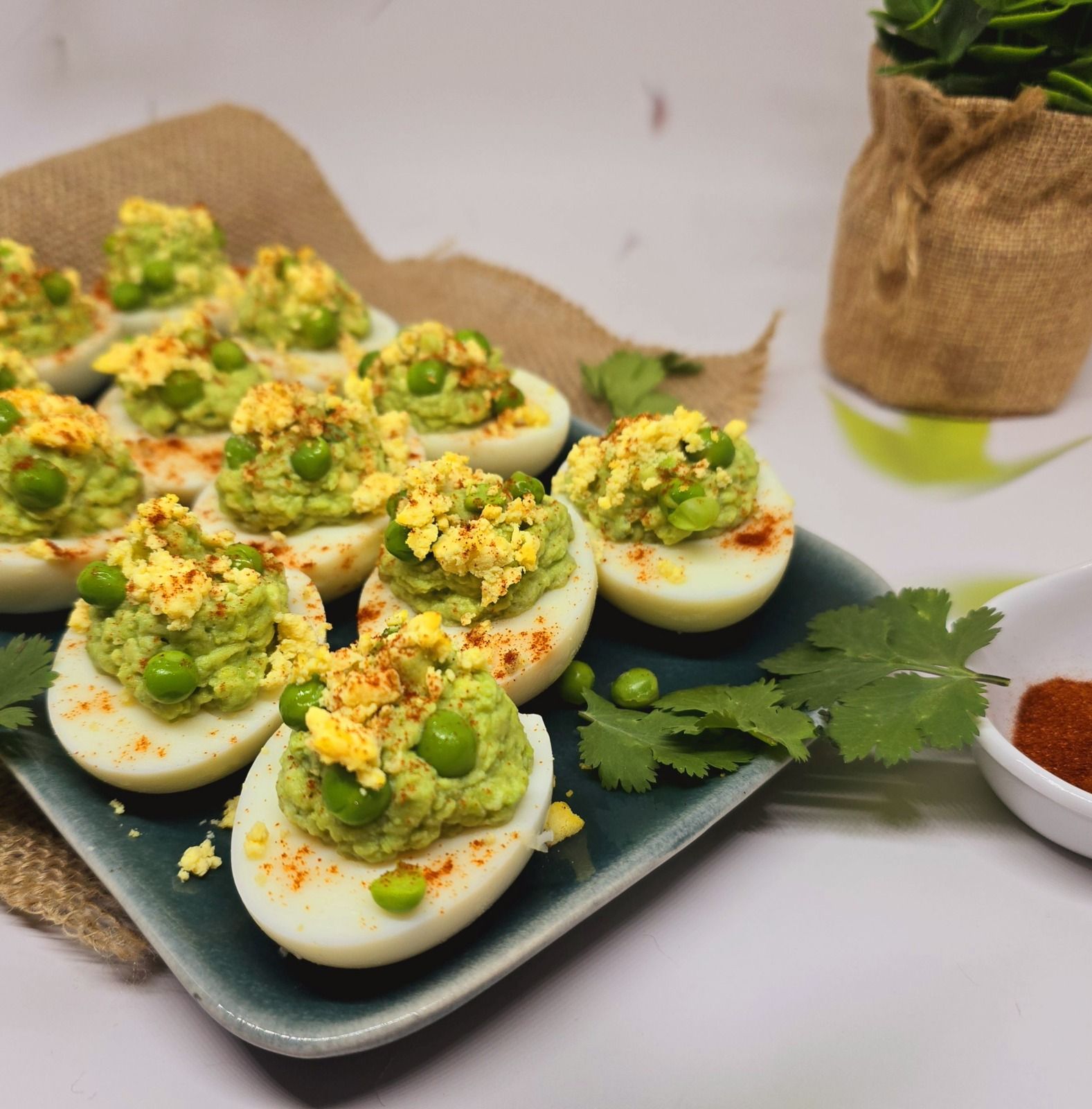 Oeufs mimosa au guacamole de petits pois