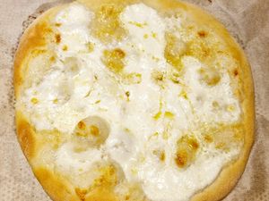 Pizza bianca saumon fumé et burrata 