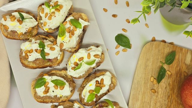 Crostinis au chutney de nectarine et burrata