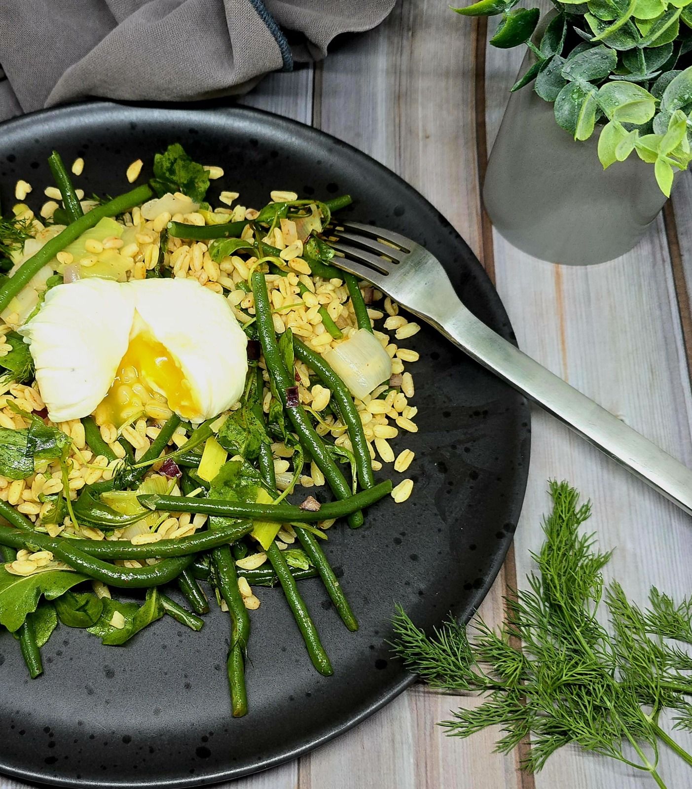 Salade d'ébly au poireaux, haricots verts et œuf poché