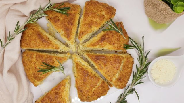 Scones parmesan et romarin