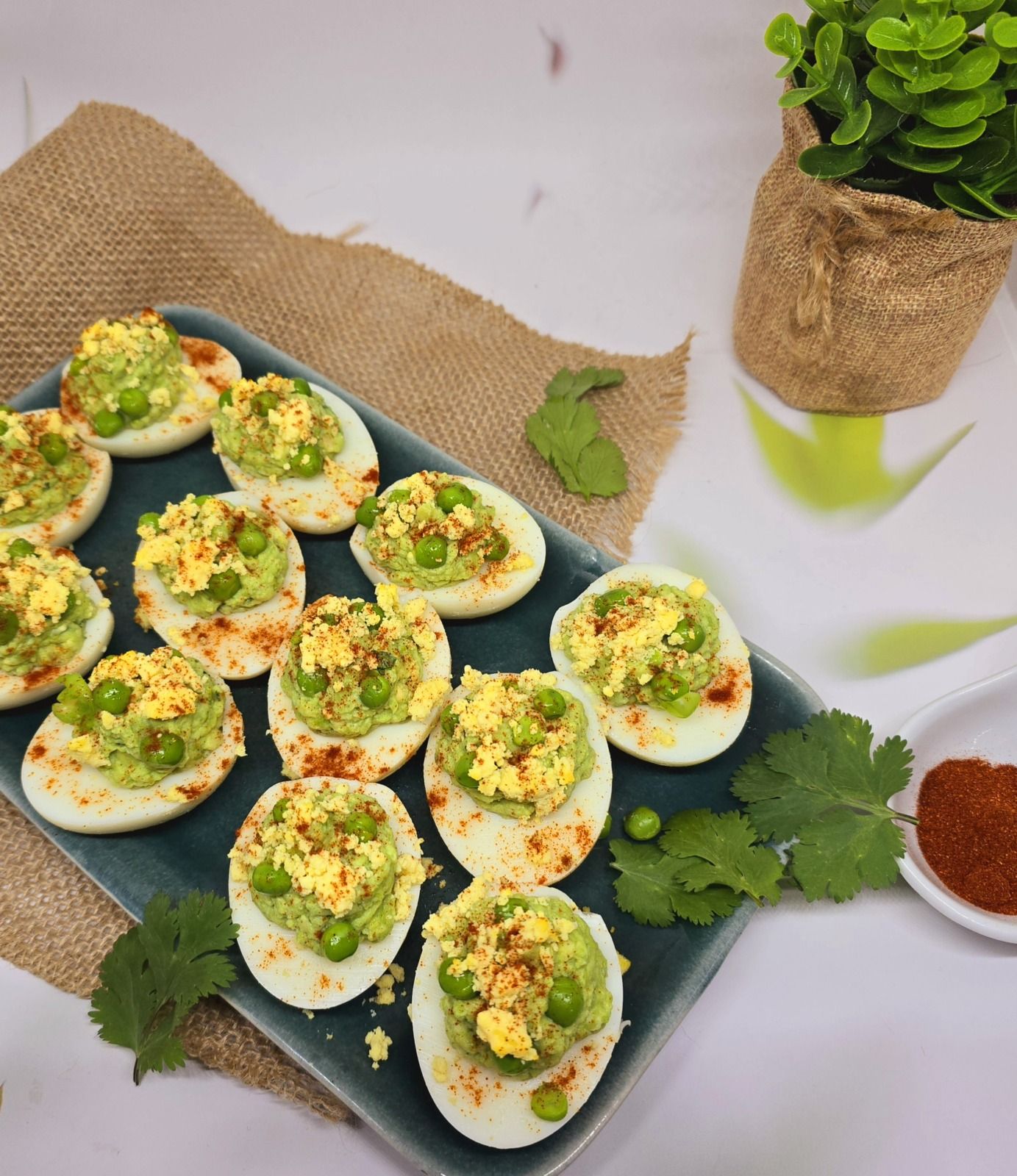 Oeufs mimosa au guacamole de petits pois