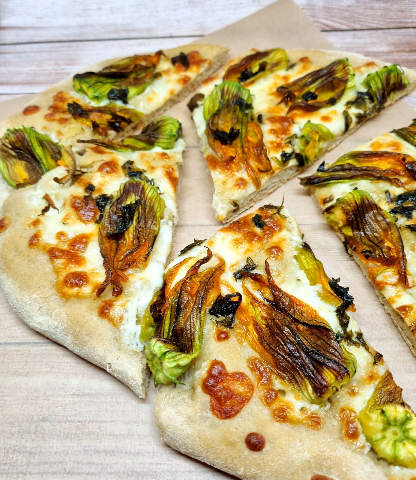 Pizza aux fleurs de courgette