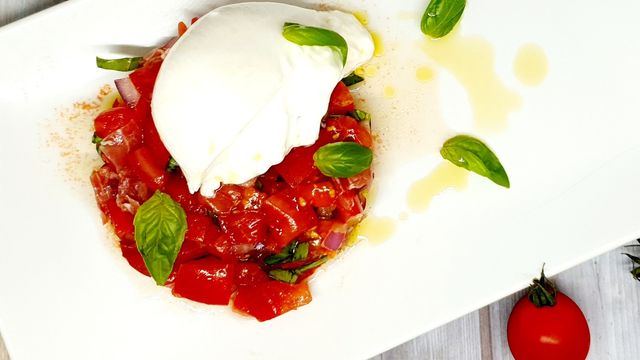 Tartare de tomates, jambon cru et burrata