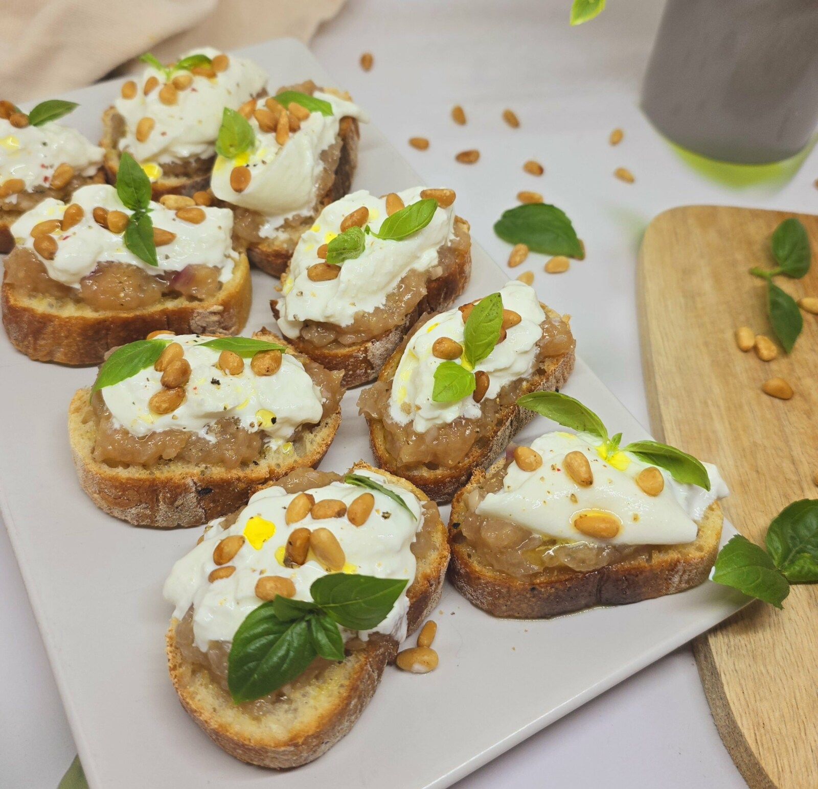 Crostinis au chutney de nectarine et burrata
