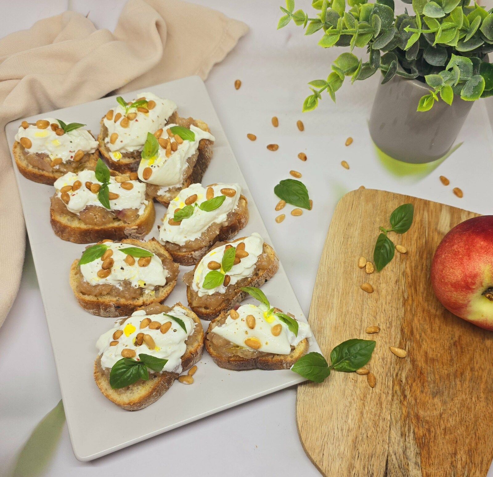 Crostinis au chutney de nectarine et burrata