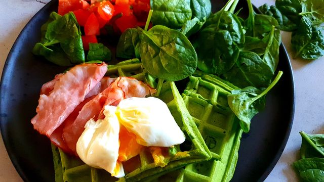 Gaufres d'épinards, œufs et bacon