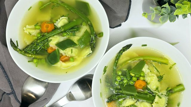 Bouillon express aux légumes et ravioles du Dauphiné