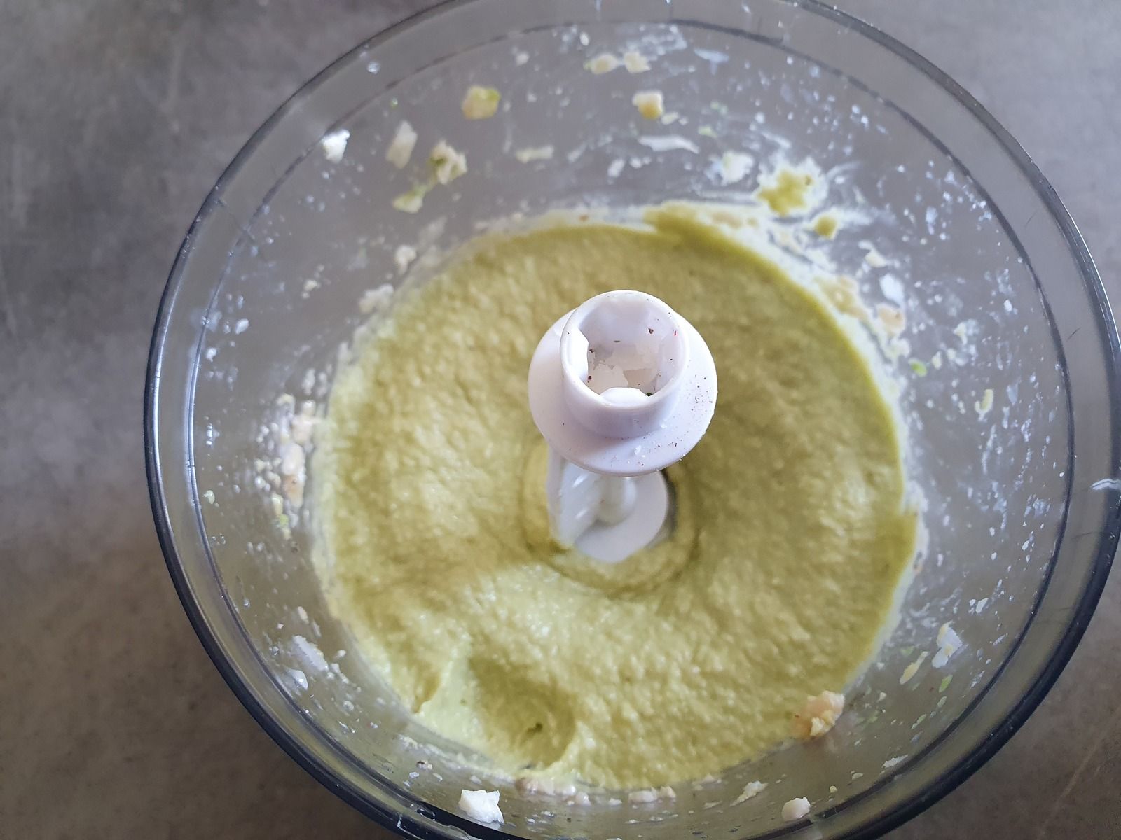 Pâtes au pesto d'avocat et courgettes 