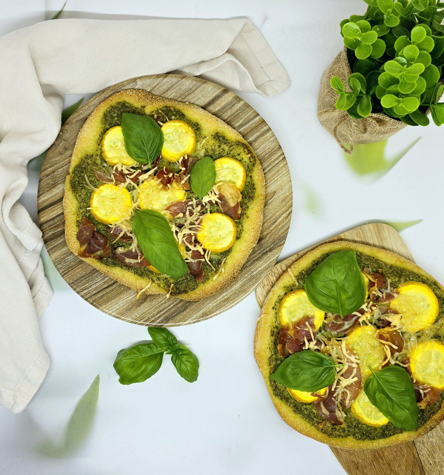 Pizza à la crème de roquette, courgette et pancetta