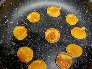 Mini-pancakes, poire, noisette et caramel beurre salé