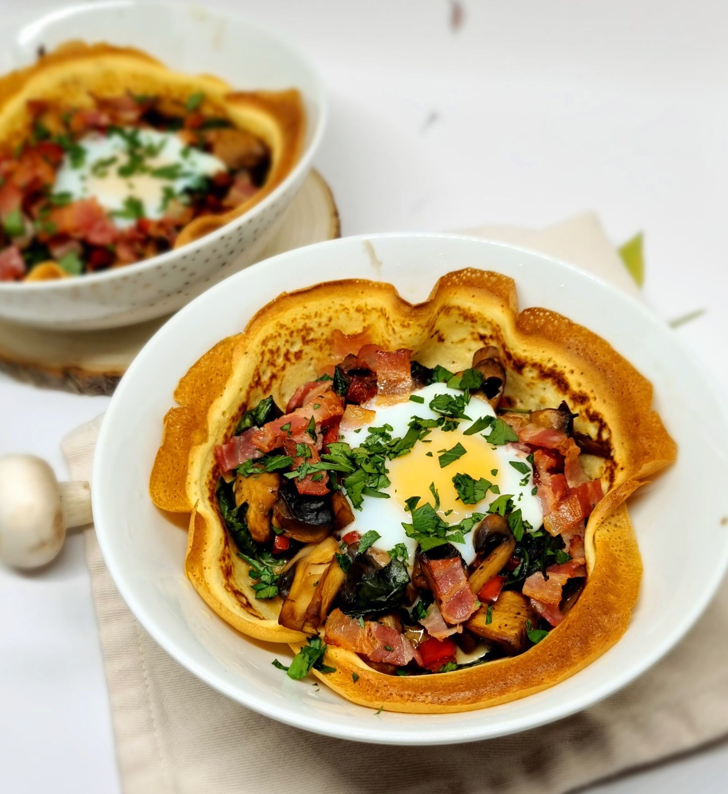 Bols de crêpes aux légumes et œufs cocotte