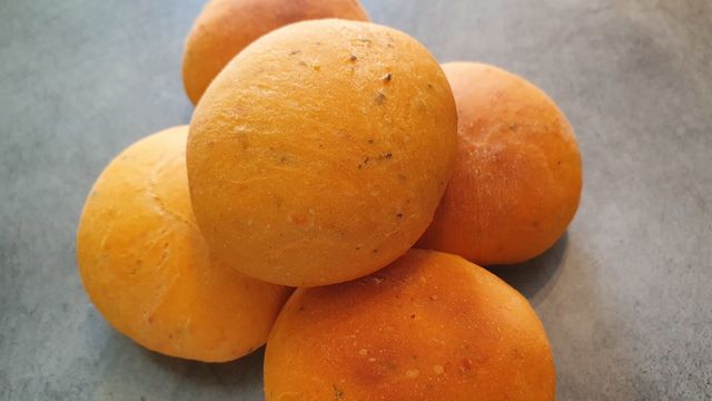 Petits pains à la tomate