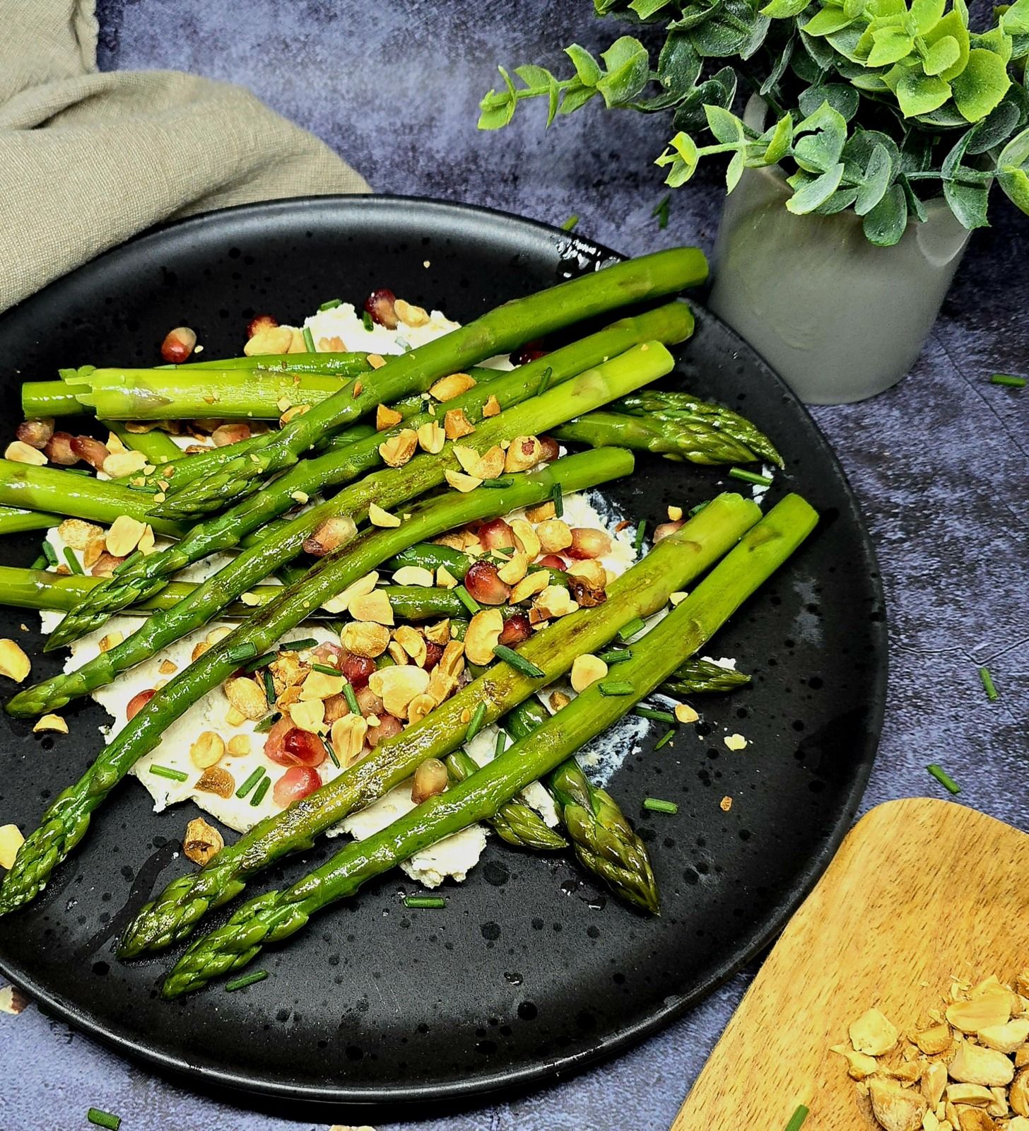 Asperges vertes au mascarpone, cacahuètes et grenade