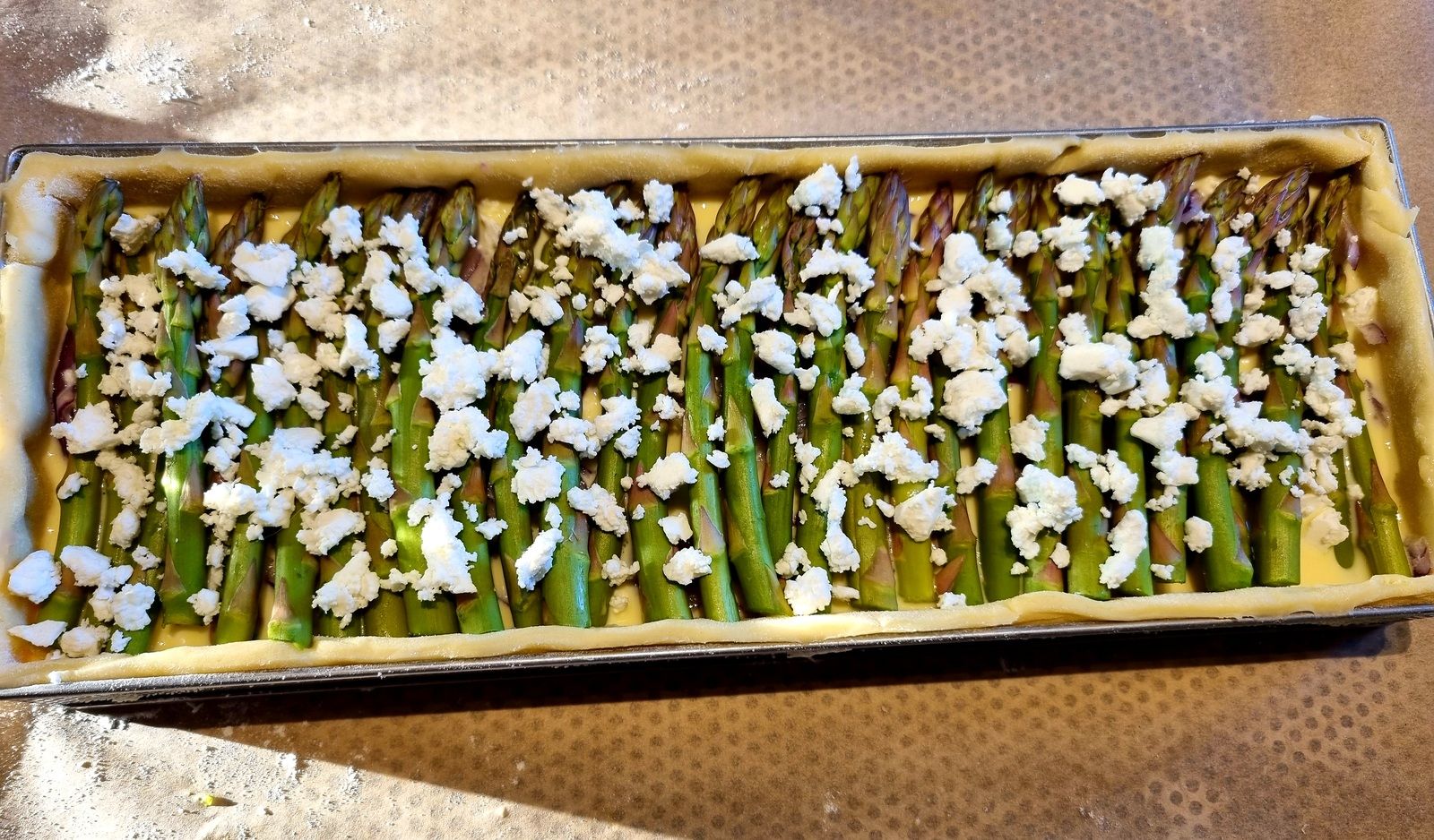 Quiche aux oignons rouges et asperges