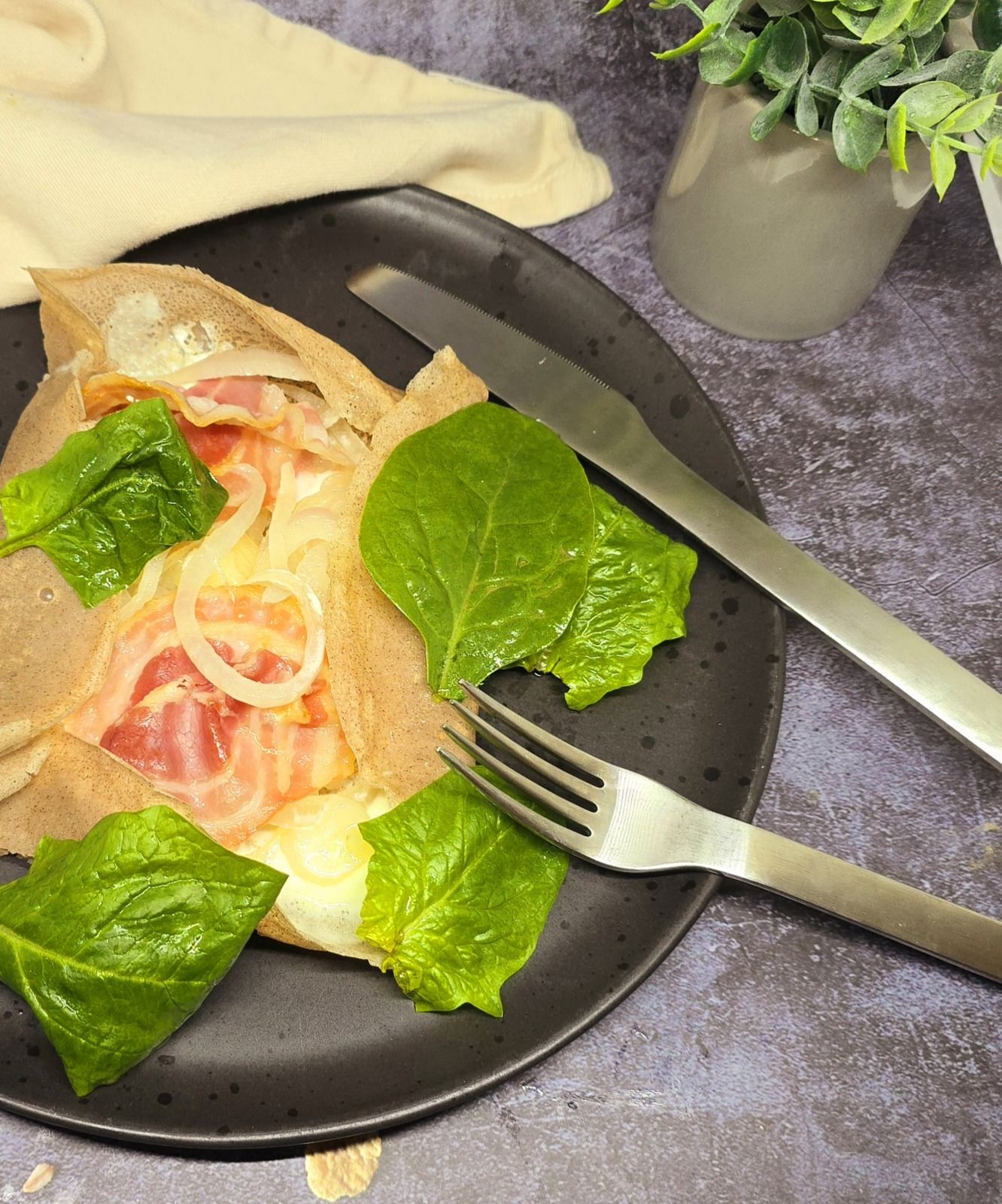 Galette à l'oignon, chèvre et pancetta