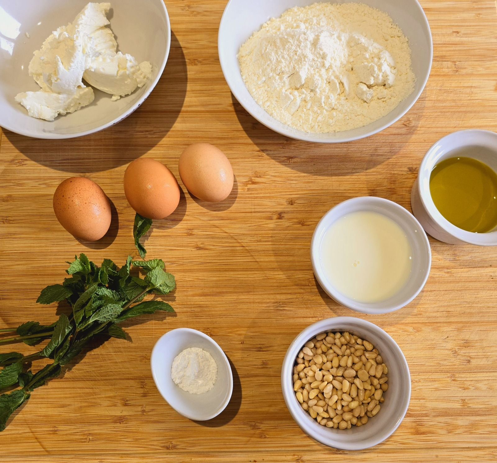 Cake chèvre, menthe et pignons