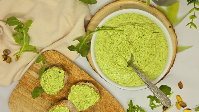 Tartinade de chèvre à la roquette et aux pistaches
