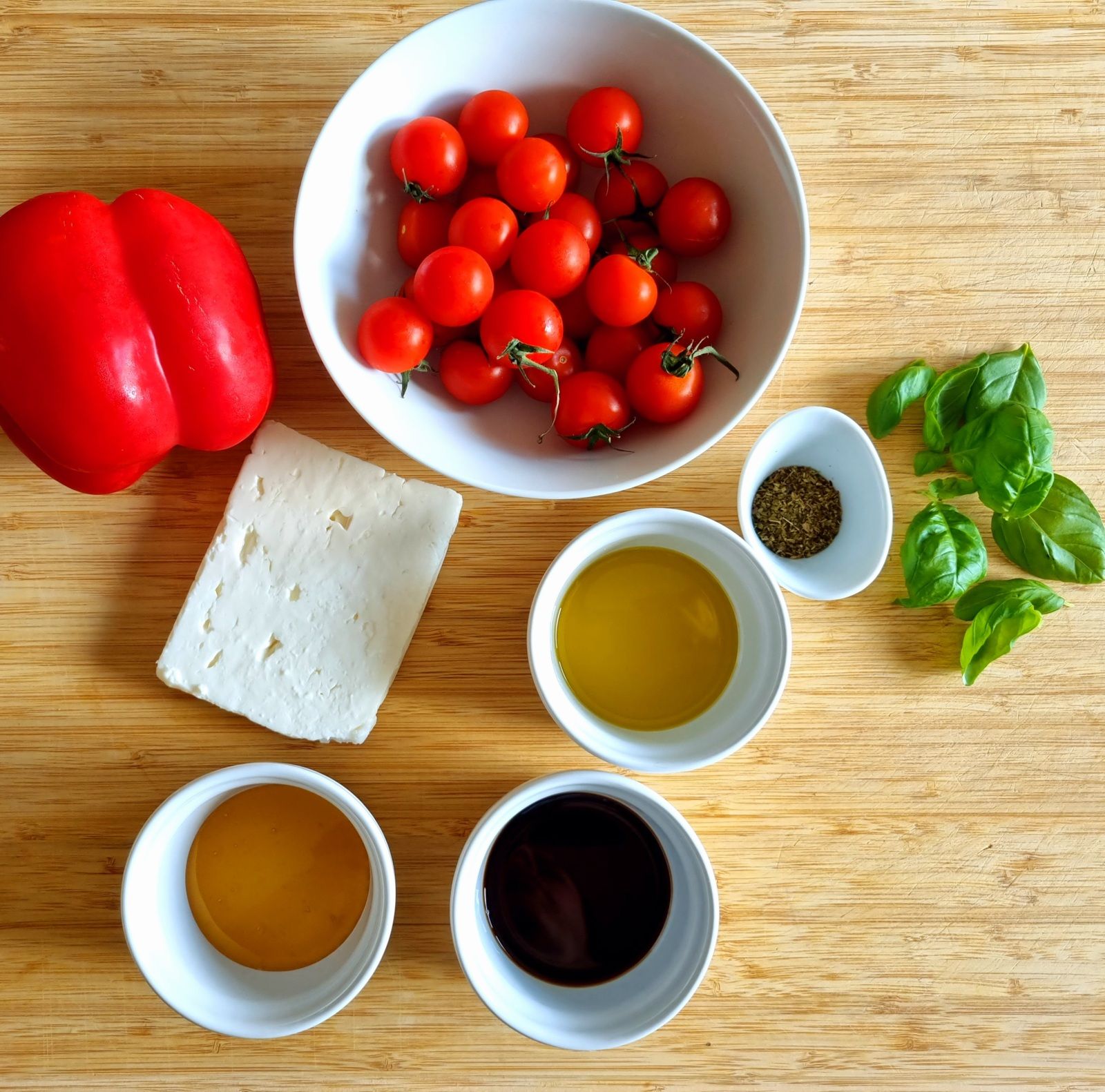Fêta rôtie aux poivrons et tomates cerises