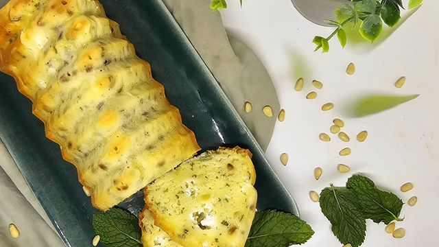 Cake chèvre, menthe et pignons