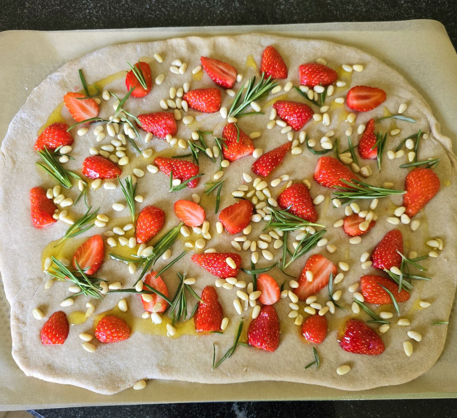 Focaccia aux fraises et romarin