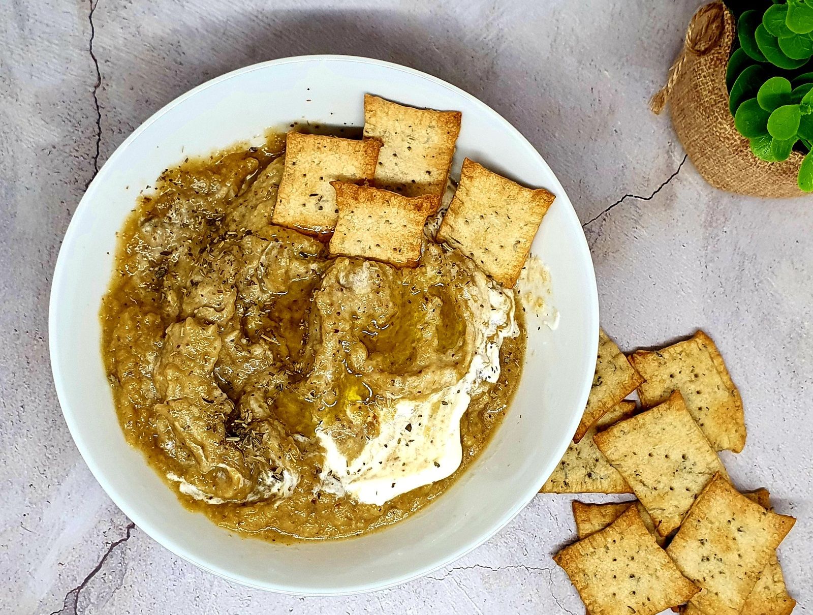 Caviar d'aubergines et crackers au thym 