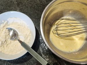 Mini-pancakes, poire, noisette et caramel beurre salé
