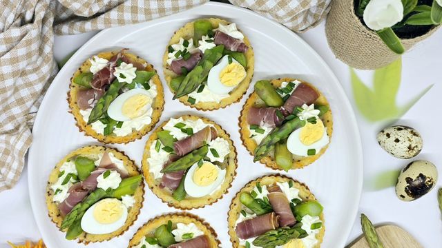 Tartelettes salées aux asperges, jambon cru et œuf