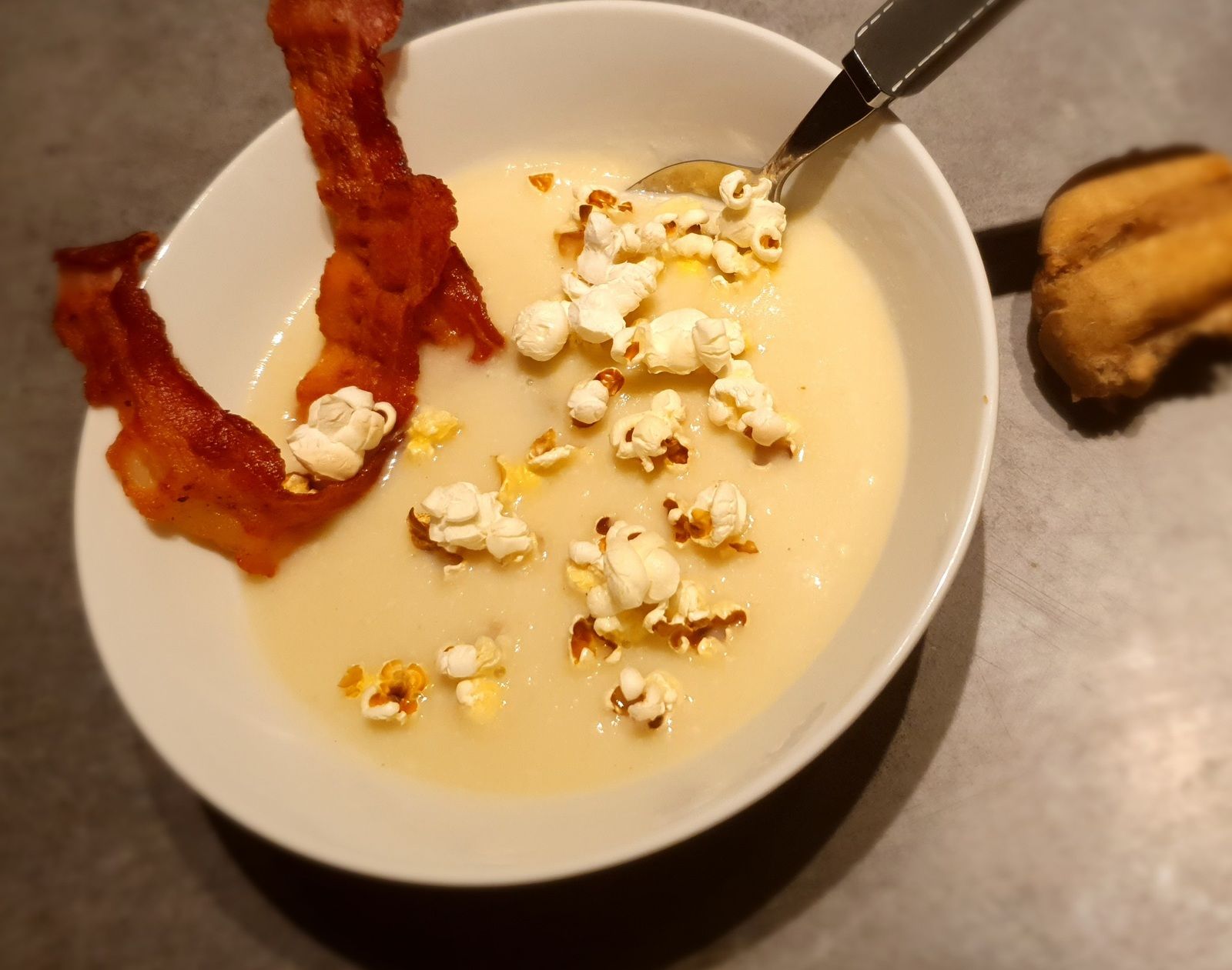 Velouté de chou-fleur, poitrine fumée et pop corn 