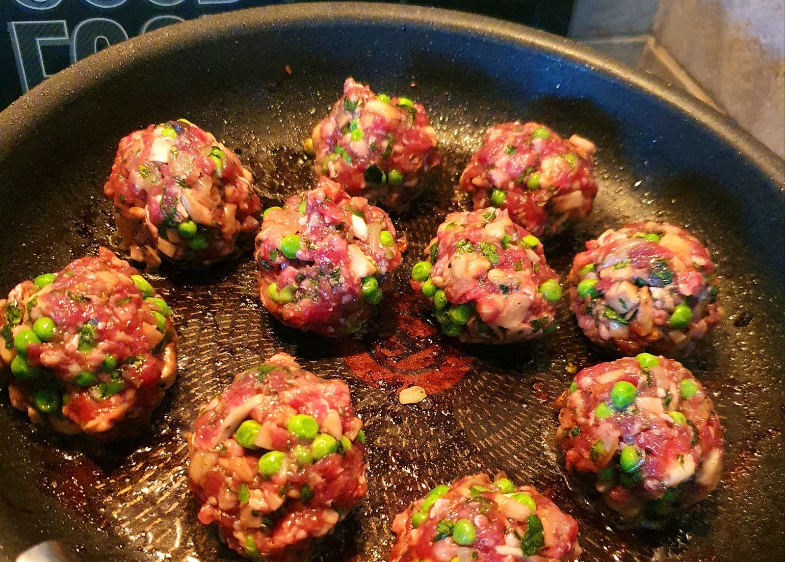 Boulettes de boeuf aux petits pois et champignons