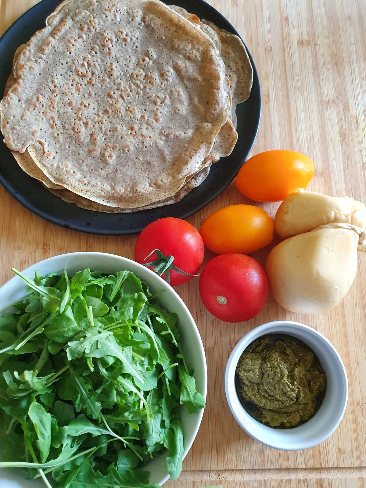 Galettes aux tomates, roquette et scamorza fumée