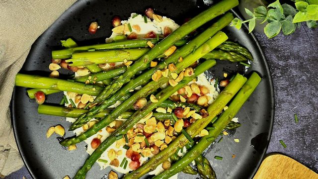 Asperges vertes au mascarpone, cacahuètes et grenade
