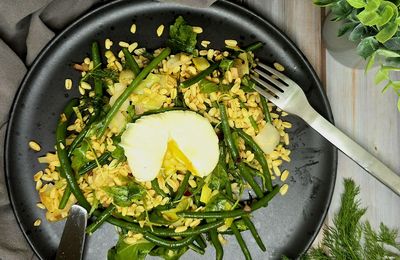 Salade d'ébly au poireaux, haricots verts et œuf poché