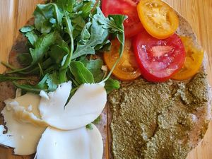 Galettes aux tomates, roquette et scamorza fumée
