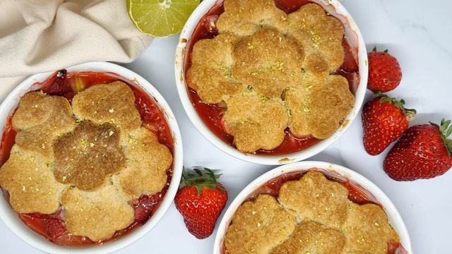 Cobbler fraises et rhubarbe