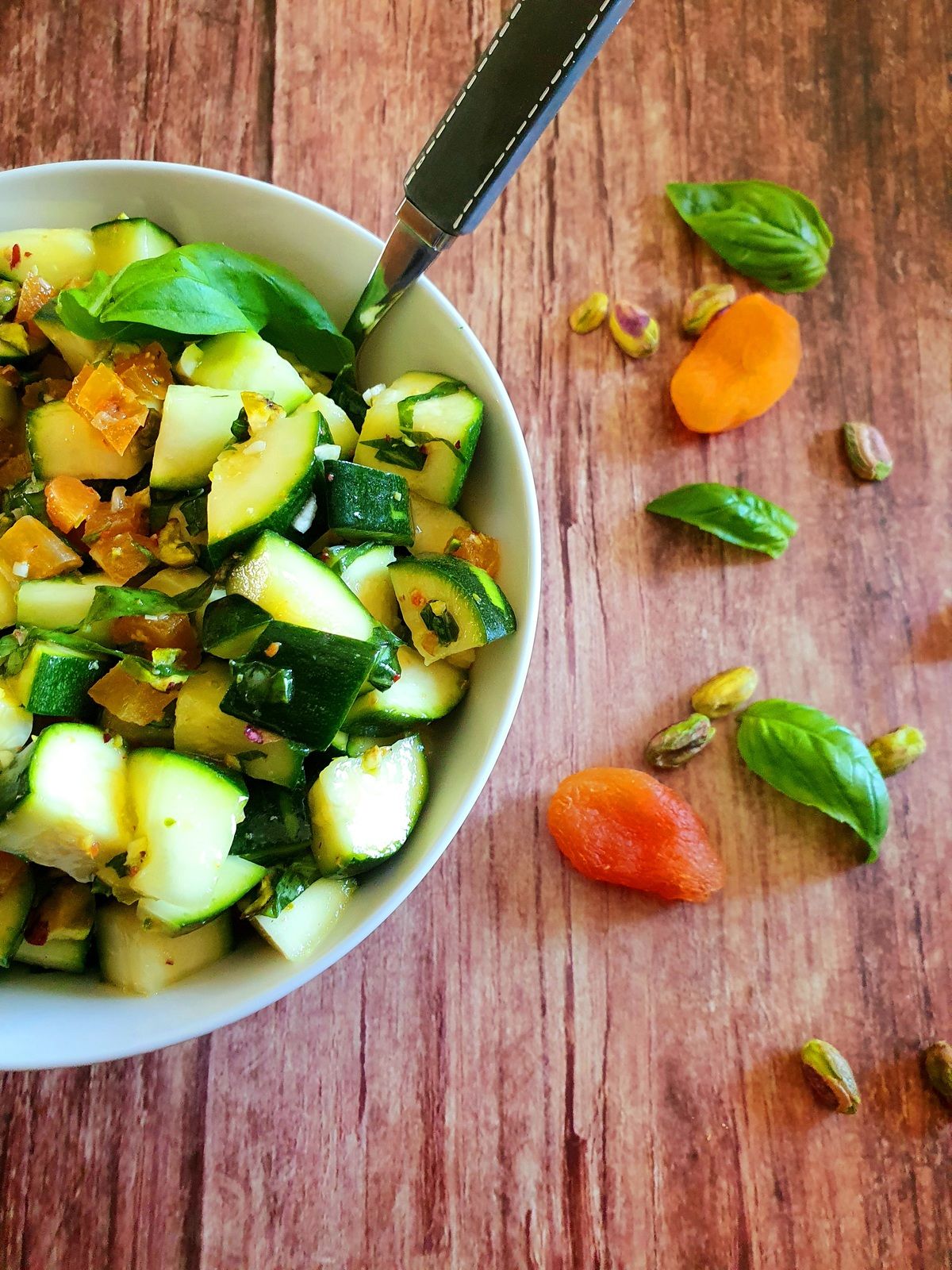 Courgettes marinées au basilic