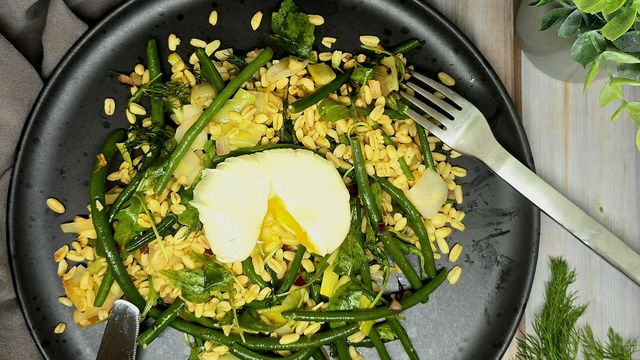Salade d'ébly au poireaux, haricots verts et œuf poché