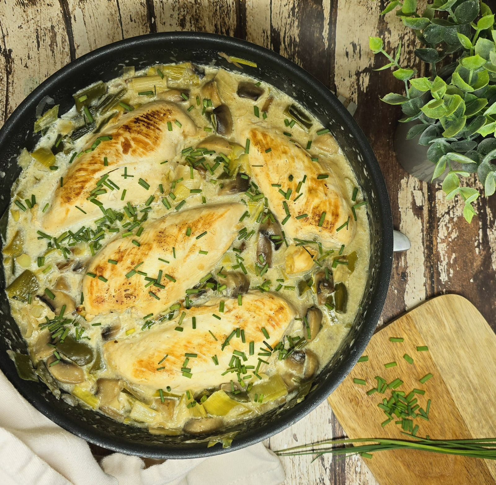 Filets de poulet aux poireaux et champignons